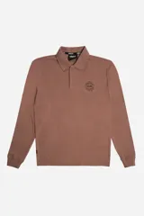 Polo de manga larga en tejido texturado color marrón, con cuello estructurado, cierre frontal de botones y detalle gráfico bordado en el pecho.