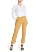 Pantalón de mujer color curry, de pierna recta y tiro alto, con bolsillos estilo carpintero. Confeccionado en algodón orgánico.
