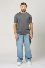 Pantalón jean baggy de color celeste, con bolsillos laterales estilo carpintero, diseño amplio y tiro medio.