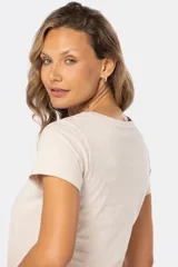 Remera de manga corta y cuello redondo, color verde menta jaspeado.