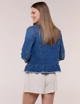 Camperita de jean azul con elasticidad, silueta entallada, cuello camisero, bolsillos en el pecho con solapa, mangas largas y ruedo desflecado con diseño peplum.