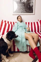 Bata de lino con diseño a rayas verticales en tonos verde menta y azul, de corte holgado, manga larga y lazo ajustable en la cintura.