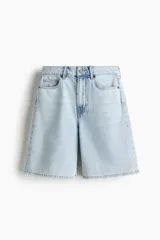 Bermuda de cinco bolsillos en denim de algodón rígido, de tiro alto con cierre y botón, en color celeste claro.