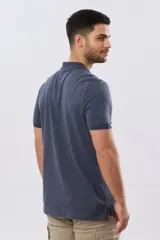 Remera polo de manga corta en color azul melange, con cuello camisero, cierre frontal de dos botones y pequeño bordado en el pecho.