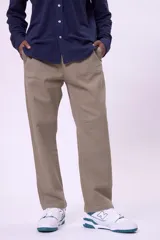 Pantalón marrón de corte recto con bolsillos laterales y traseros.