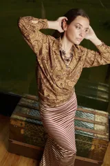 Camisa estampada color marrón con diseño cachemir, corte holgado, cuello solapa y abotonada.