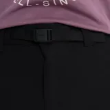 Pantalón largo de trekking negro, con cintura ajustable con cinturón, bolsillos delanteros, traseros y en el muslo con cremallera inversa, apertura inferior ajustable e impresiones reflectantes.