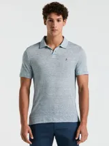 Polo celeste con textura de lino, manga corta, cuello clásico y logo bordado en el pecho.