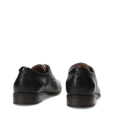 Zapato de vestir tipo oxford para hombre, confeccionado en cuero negro con cierre de cordones, puntera reforzada y suela de madera con tacón bajo.