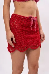 Minifalda tejida a crochet color rojo, con cintura con cordón ajustable rosa.