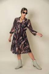 Vestido midi estampado con diseño abstracto en tonos marrones, negros y grises. Modelo cruzado con falda plisada y cintura elastizada.