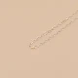Cadena de eslabones tipo forcé fabricada en plata 925, con acabado brillante.