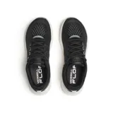 Championes de trail running Merrell modelo Antora 4, color negro con detalles en blanco y gris. Presentan diseño de malla transpirable, refuerzos sintéticos y entresuela amortiguada.