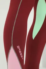 Calza deportiva color bordó y rosa con costuras en tono verde y logo BASSET 00's en cintura en tono rosa.