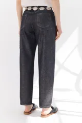 Pantalón de jean negro con lurex plateado, corte mom jean y tiro alto.