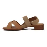 Sandalias color tostado con tiras cruzadas y taco bajo.