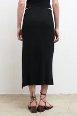 Falda midi negra de punto con abertura lateral.