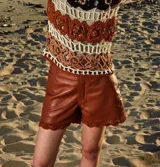 Short de cuero color marrón con terminaciones en crochet de algodón.