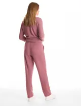 Pantalón tipo jogger de tejido soft, con pretina elastizada y bolsillos laterales funcionales. Presenta un diseño de pierna con caída fluida y ajuste leve en el tobillo.