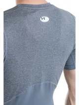 Remera de compresión de manga corta Under Armour, diseñada con tecnología HeatGear para una gestión eficiente del sudor y secado rápido. Presenta un ajuste ceñido al cuerpo, paneles de malla estratégicos para ventilación en axilas y espalda, y mangas raglán híbridas que permiten mayor libertad de movimiento.