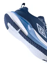 Championes deportivos Umbro modelo Daysprint, color azul marino con detalles en celeste y blanco. Presentan una capellada de malla transpirable, logo lateral de la marca y una suela con amortiguación en tonos blanco y celeste.