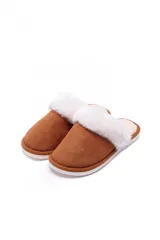 Pantuflas de gamuza color arena con interior y borde de piel sintética blanca y suela de goma.