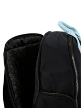 Mochila Hush Puppies de poliéster reciclado en color negro con detalles en celeste pastel. Cuenta con compartimento principal, compartimento para laptop, bolsillo frontal, bolsillos laterales y bolsillo trasero, todos con cierre. Incluye correas ajustables y manijas superiores.