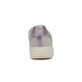Championes de estilo deportivo Hush Puppies, confeccionados en una combinación de cuero y poliéster en tonos gris claro con detalles en lila. Presentan un diseño ergonómico con suela de goma blanca, sistema de ajuste con cordones elásticos y tecnología de amortiguación para mayor confort.