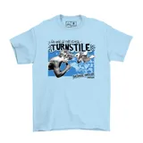 Remera de algodón color celeste con estampa frontal gráfica de la banda Turnstile, que incluye texto y elementos visuales en tonos blanco, negro y azul.