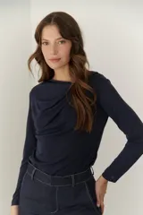 Remera azul marino de viscosa y poliéster, con mangas largas y cuello drapeado.