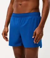 Bermuda deportiva Get Over de corte corto y ajuste suelto, confeccionada en tejido técnico de poliéster y elastano. Cuenta con cintura elástica y recortes con tecnología láser para mayor ventilación.