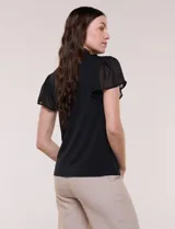 Blusa blanca elegante con cuello con lazo integrado para anudar al frente, escote en V sutil y mangas cortas estilo mariposa de gasa translúcida.