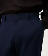 Pantalón masculino Marfinno de corte relaxed, confeccionado en mezcla de lino y viscosa, con cintura con trabillas y bolsillos.