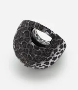 Gorra de béisbol con estampado de leopardo en tonos grises y negros.