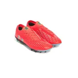 Championes de fútbol Under Armour Magnetico Elite 4 FG, color rojo vibrante con detalles en negro y logo multicolor. Diseñados para alto rendimiento en césped natural.