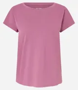 Remera deportiva celeste de microfibra texturizada, con mangas cortas y recortes en los laterales.