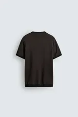 Camiseta de punto de corte regular, confeccionada en una mezcla de viscosa. Presenta cuello redondo y mangas cortas con acabados en rib.