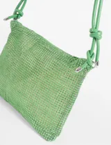 Cartera de fiesta negra con cuerpo de malla metálica brillante y correa de cuero con nudos.