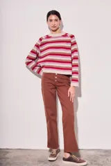 Sweater de lana con rayas horizontales en tonos rojo, rosa, beige y marrón. Presenta costuras decorativas en los laterales y puños en color violeta.