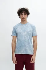 Remera de manga corta color verde agua con bolsillo en el pecho y estampado de un sol.