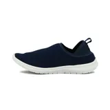 Zapatillas deportivas de estilo slip-on, color azul marino con textura acolchada y suela de goma blanca. Presentan un diseño ergonómico y flexible, ideal para uso diario.