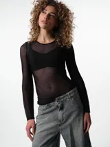 Top de manga larga confeccionado en microtul transparente, con cuello redondo y ajuste al cuerpo.