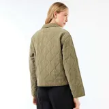Chaqueta acolchada de color verde militar con diseño de rombos, cuello camisero y cierre frontal con botones a presión metálicos.