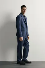 Blazer regular fit Zara de lino y lana color azul marino, con cuello de solapas de muesca, cierre frontal de un botón, bolsillos con solapa en la cadera y bolsillo de vivo en el pecho.