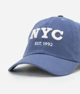 Gorra azul de sarga de algodón, con visera curva y estampa bordada de las letras NYC y la leyenda 'Est. 1992' en blanco.