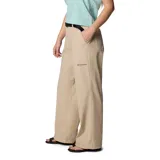 Pantalón cargo Columbia Brea Falls de color beige, confeccionado con tecnologías Omni-Shade y Omni-Shield para protección solar y repelencia a líquidos. Cuenta con cintura elástica parcial, cinturón integrado, amplios bolsillos delanteros y traseros, y perneras de corte recto.