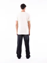 Remera de corte regular color crema con estampa frontal que incluye nombres de distritos de Nueva York y un bloque rectangular gris.
