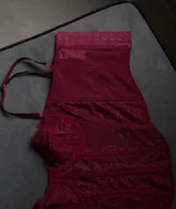 Corset de encaje color borgoña con breteles regulables.