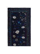 Pañuelo azul navy con estampado floral y bordes geométricos en tonos celestes y blancos.