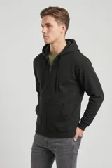 Campera deportiva unisex con capucha, cierre frontal completo y bolsillos tipo canguro. Presenta puños y ruedo acanalados, con cordones ajustables en la capucha.